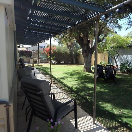 Lazy Lobster Holiday Units & Chalets Port Denison Exterior photo