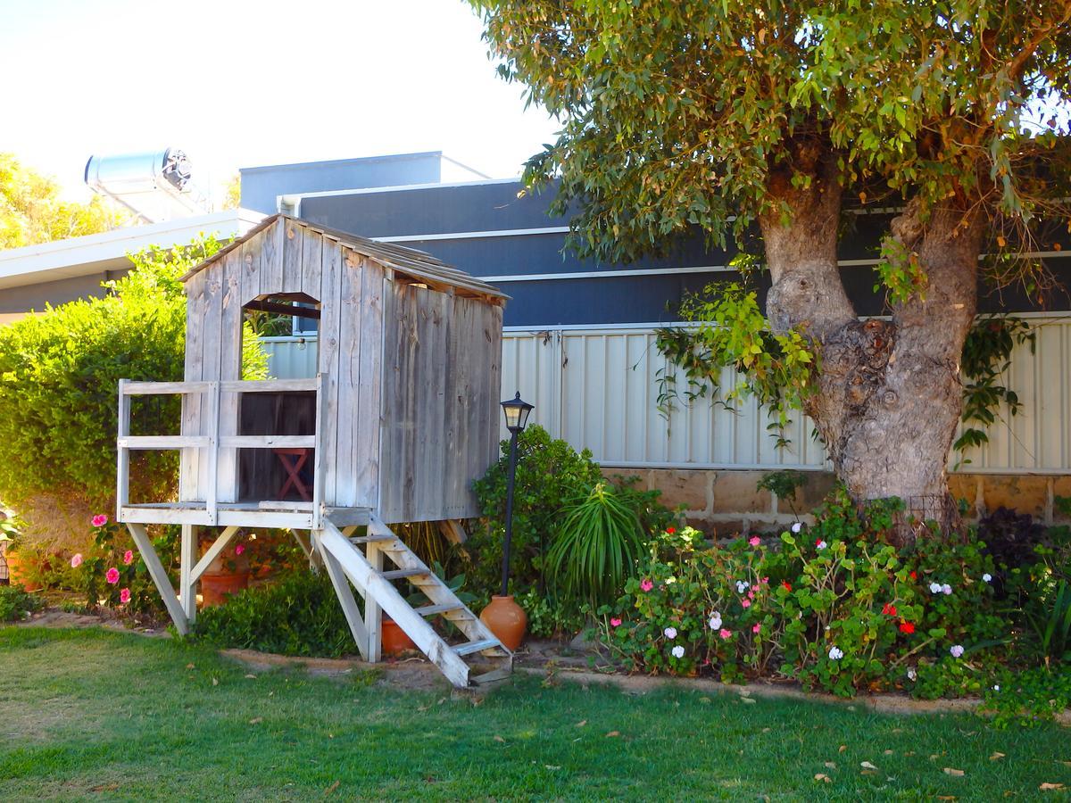 Lazy Lobster Holiday Units & Chalets Port Denison Exterior photo