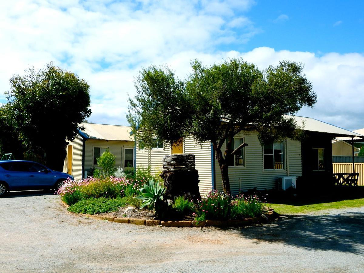 Lazy Lobster Holiday Units & Chalets Port Denison Exterior photo
